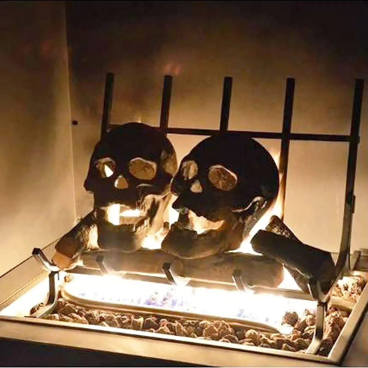 Sort kraniefigur i resin til gotisk indretning og halloween – billede 4