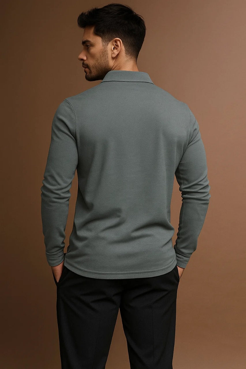 Vinrød poloshirt med lange ærmer og ribkanter ved manchetterne