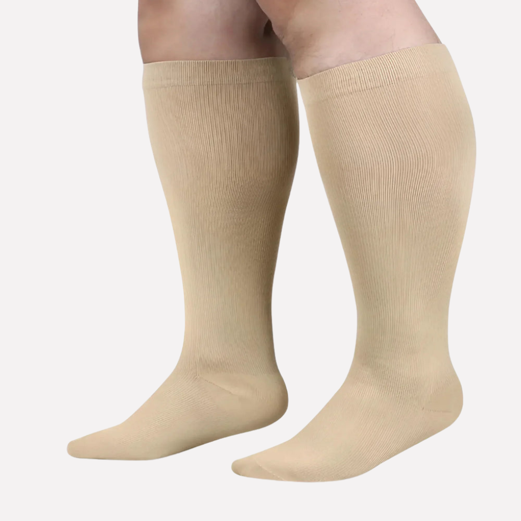 Beige kompressionsstrømper vist på ben og ankel