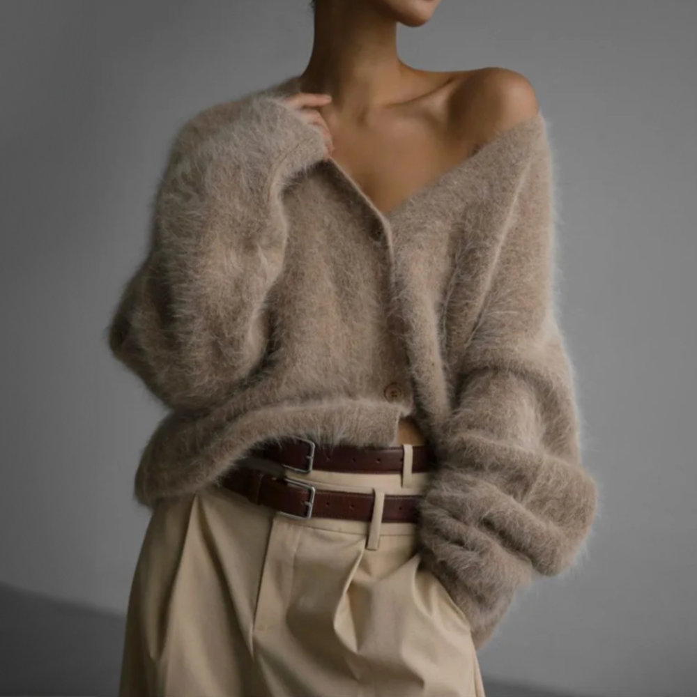MYRHOLT kashmirsweater i beige med rund hals set forfra