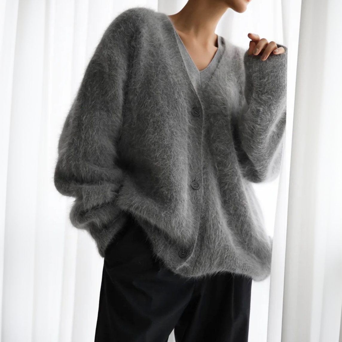 Nærbillede af den bløde kashmirstrik på MYRHOLT sweater