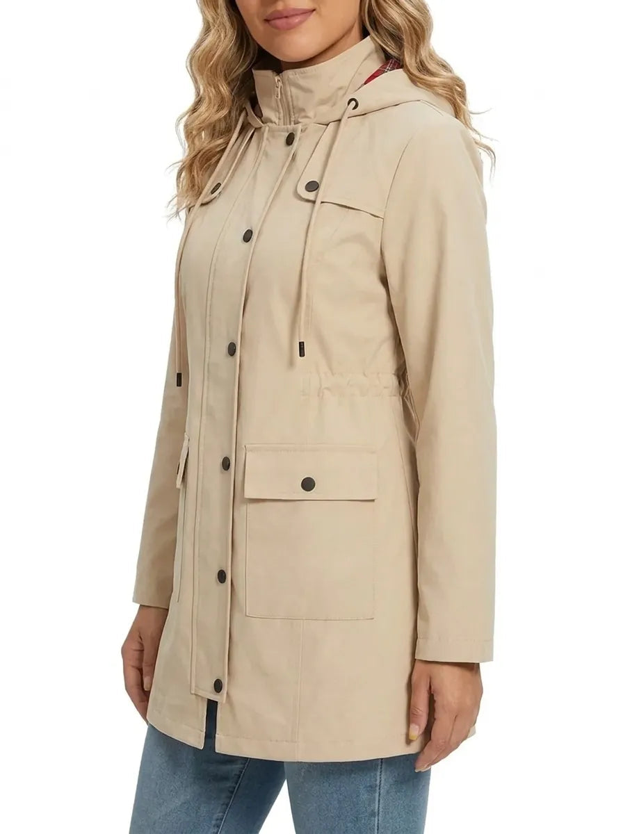 Kvinde i beige parkajakke med hætte set fra siden