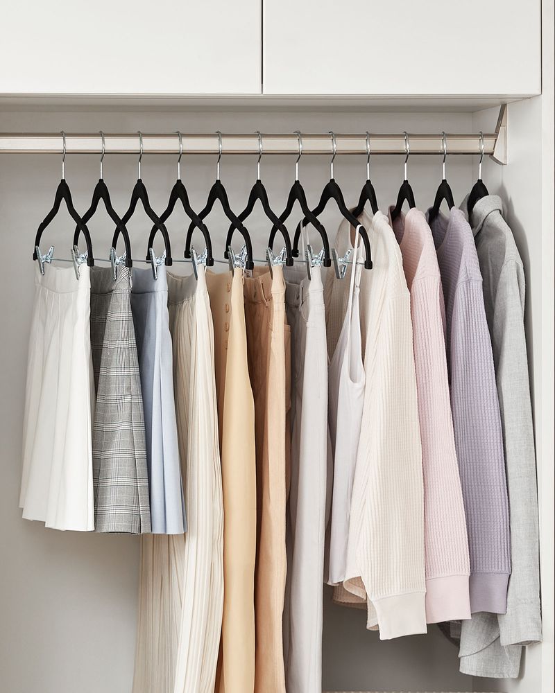 Buksebøjler i velour med justerbare clips, 20 eller 30 stk., produktvisning 37 | Noreva Home