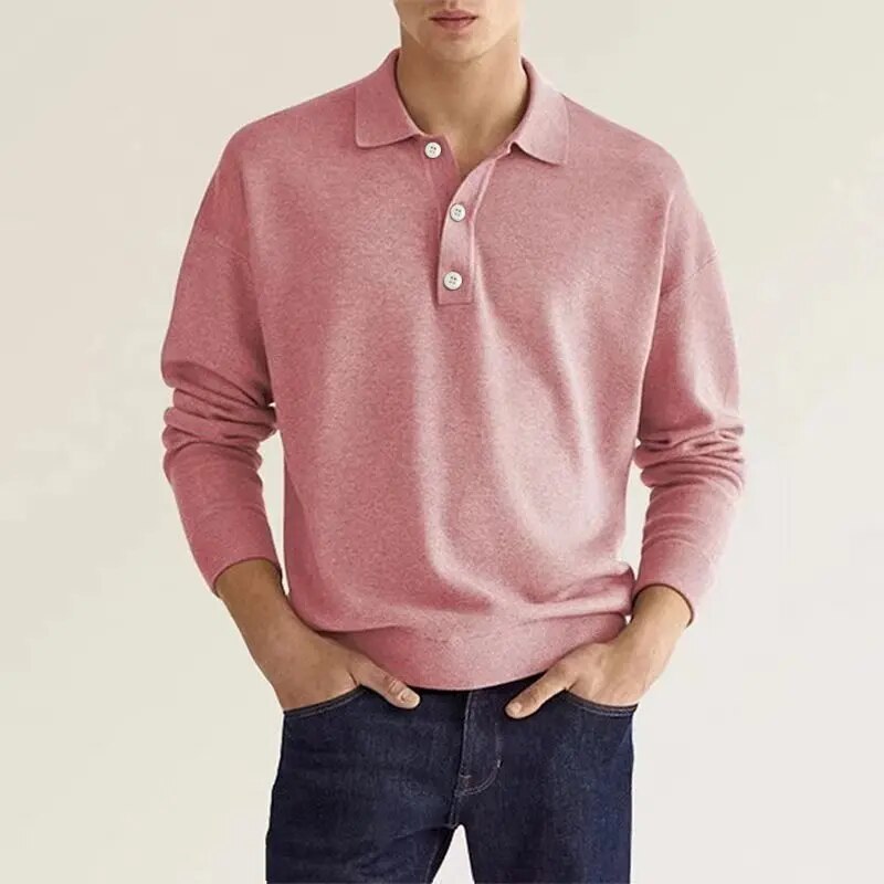 Mand i lyserødt langærmet poloshirt med krave og jeans