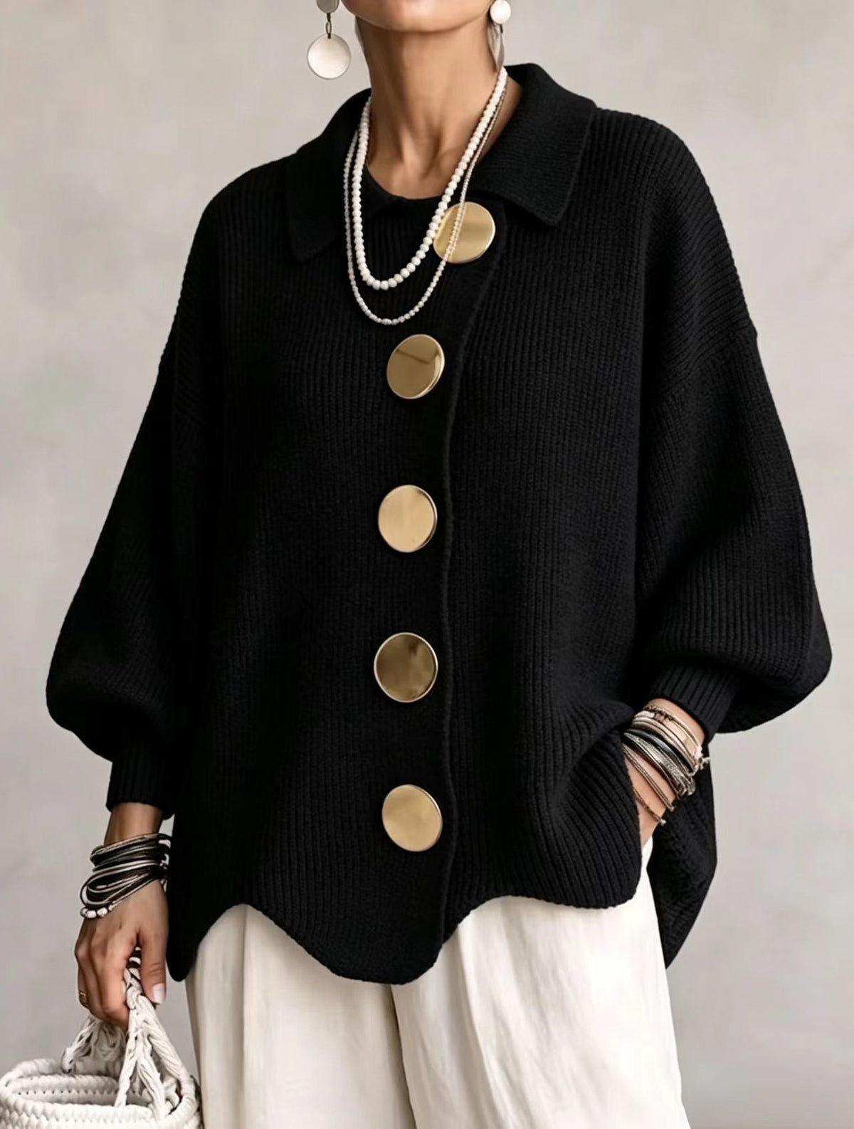 Sort oversized strikcardigan med fem store guldfarvede knapper og krave