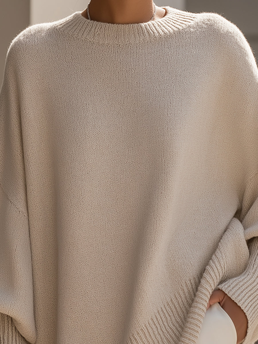 Nærbillede af beige oversized strikket trøje med ribbet rund hals