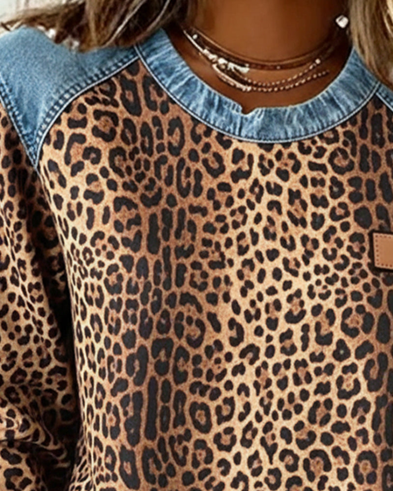 Nærbillede af sweatshirt med leopardmønster og rund hals i denimlook