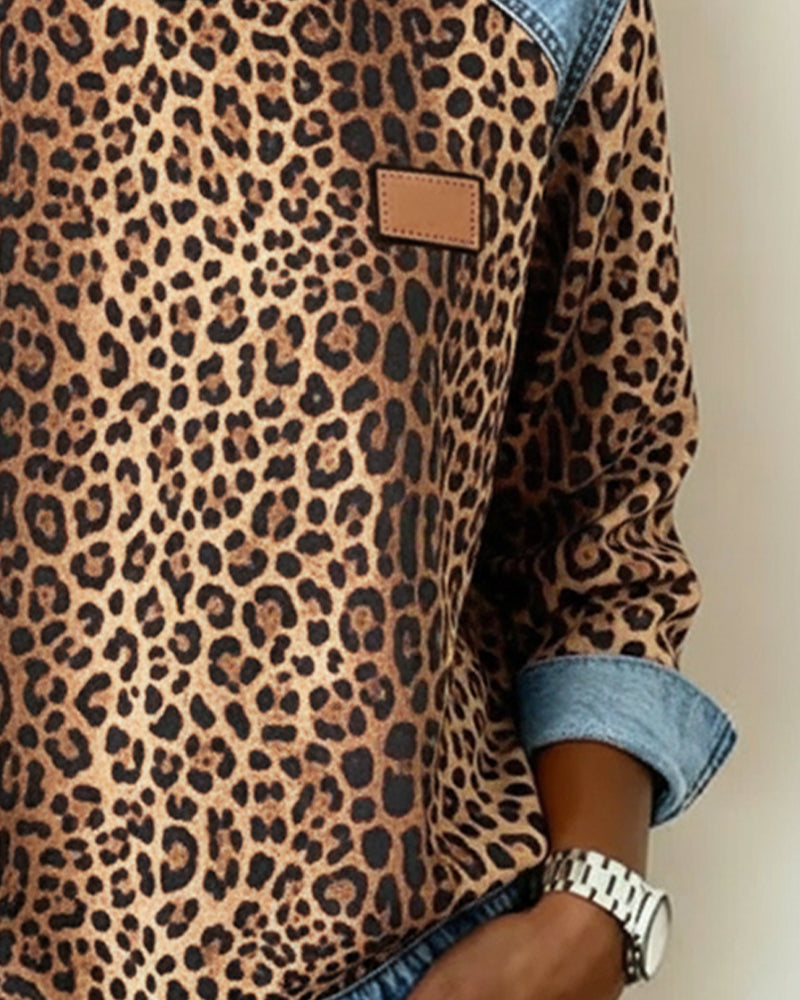 Sweatshirt med leopardmønster, denimlook ved skulderen og lille mærke på brystet