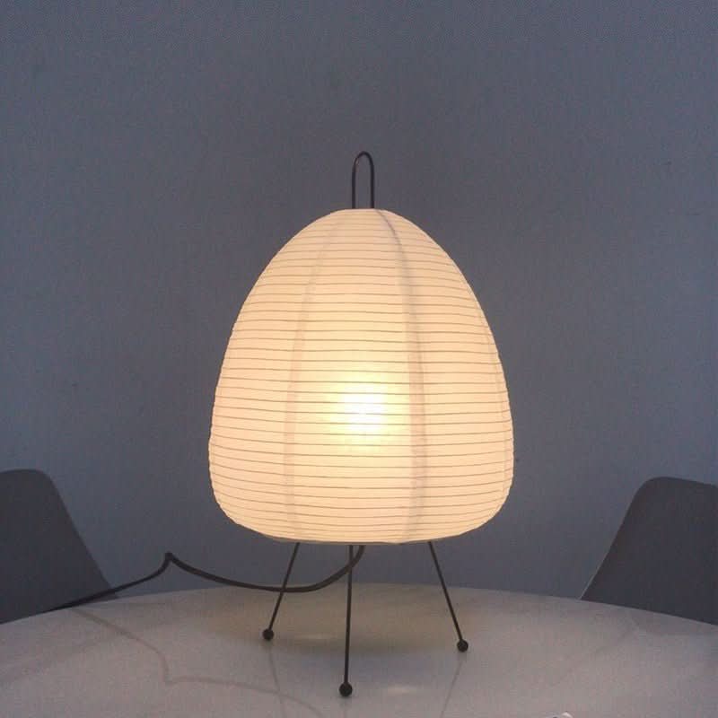 Nærbillede af rispapirskærmen på PAPIRLUND bordlampe med tændt lys
