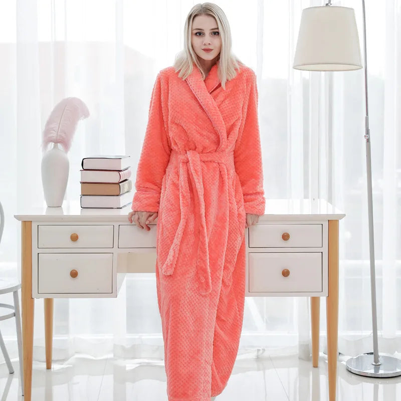 PLYSVANG fleece badekåbe i grå med sjalskrave og bælte set forfra