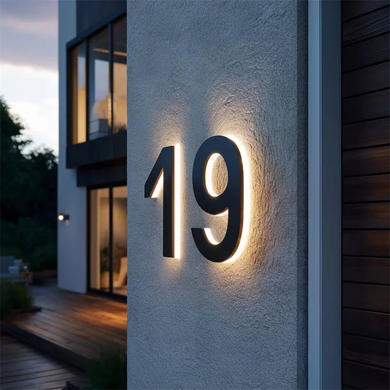 PORTHOLM husnummer med varmhvidt LED-lys set i mørke