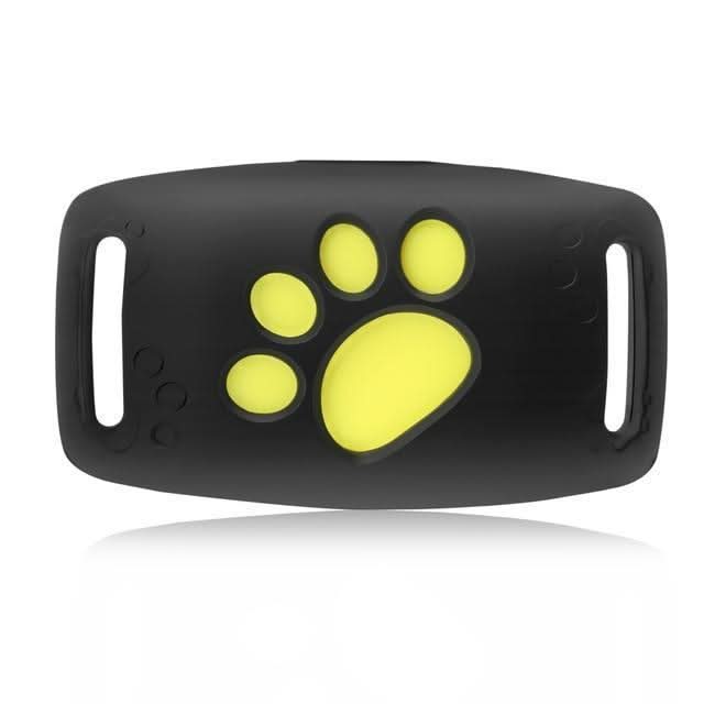 Gps-tracker til katte holdt mellem to fingre