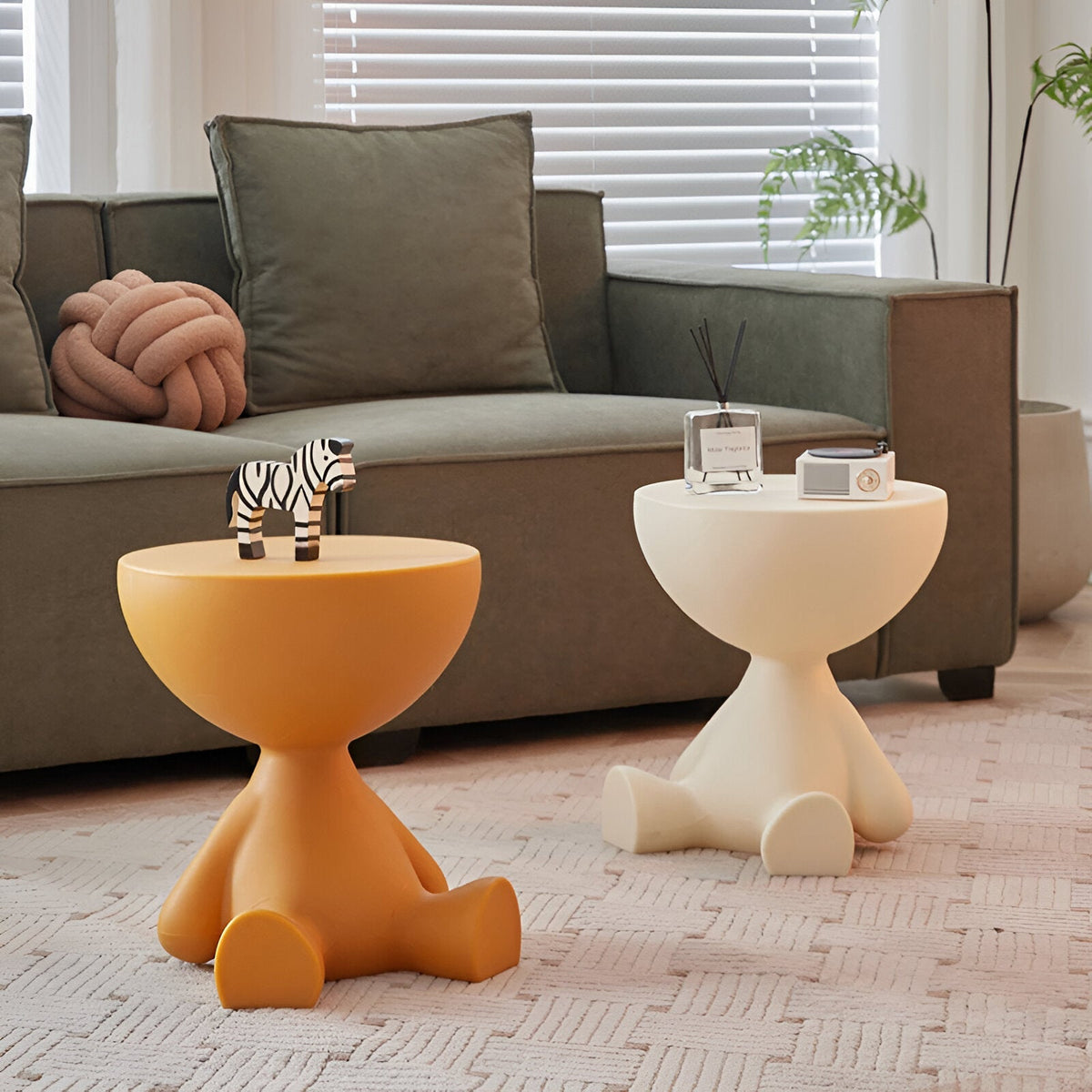 RUNDBORD rundt sofabord i sort placeret foran en sofa