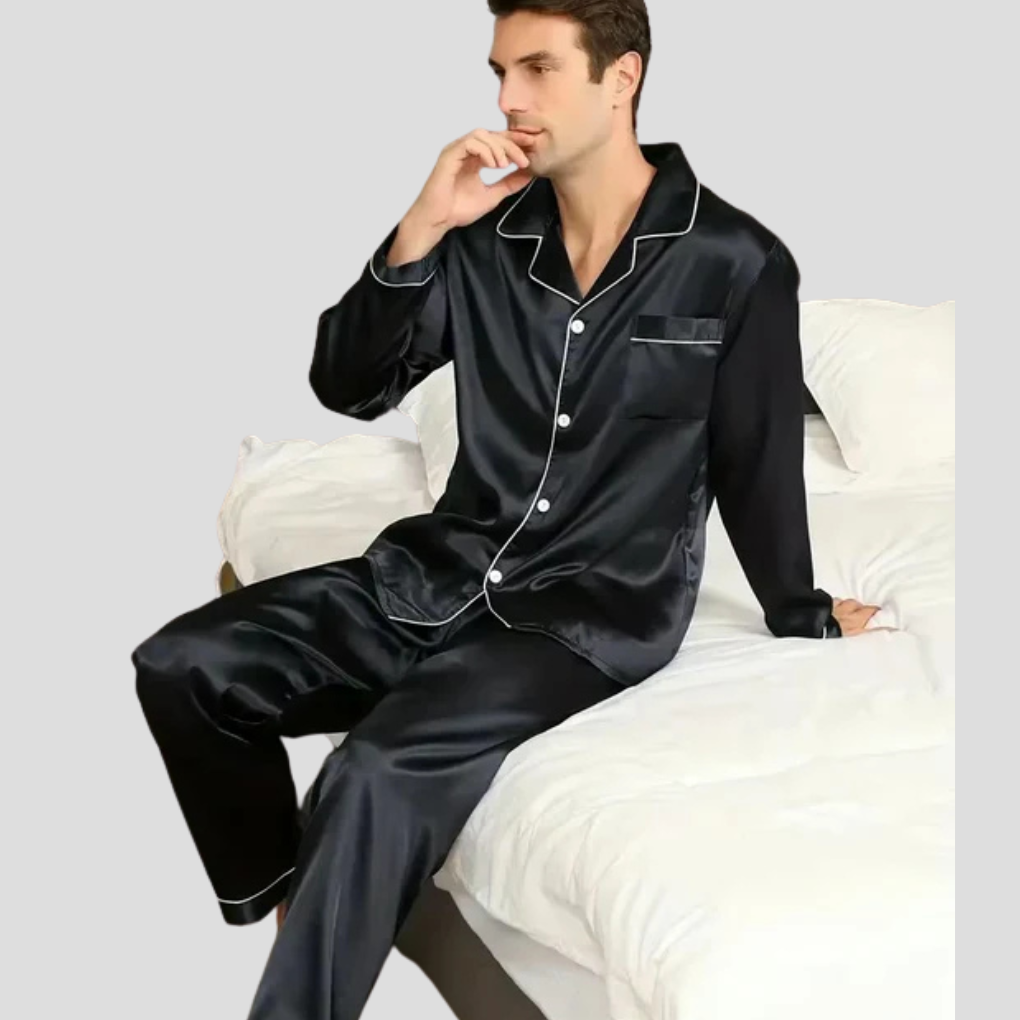Sort pyjamassæt i satin med skjorte og lange bukser