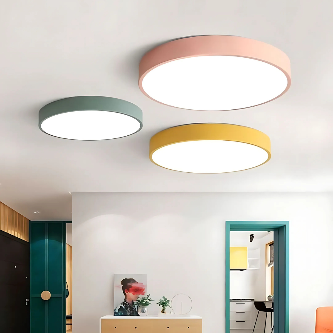 SKOVLOFT LED loftlampe tændt over sofaen i en stue