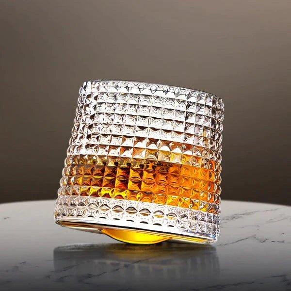 SNURREGLAS drejeligt whiskyglas med whisky i på et bord