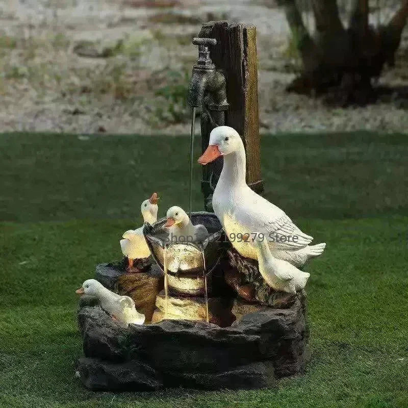 SOLHAVN havefigur med and og springvand på en terrasse