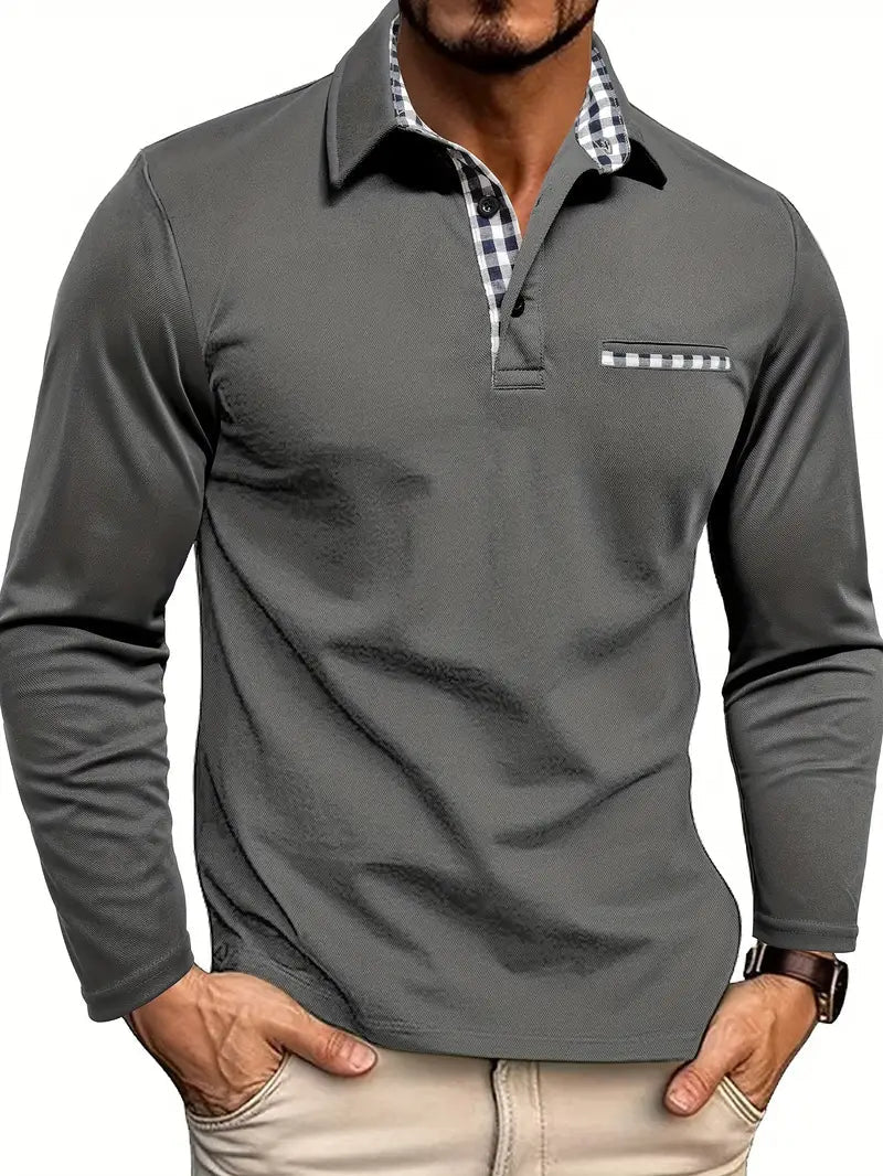 Mand i lyseblå poloshirt med lange ærmer om sommeren
