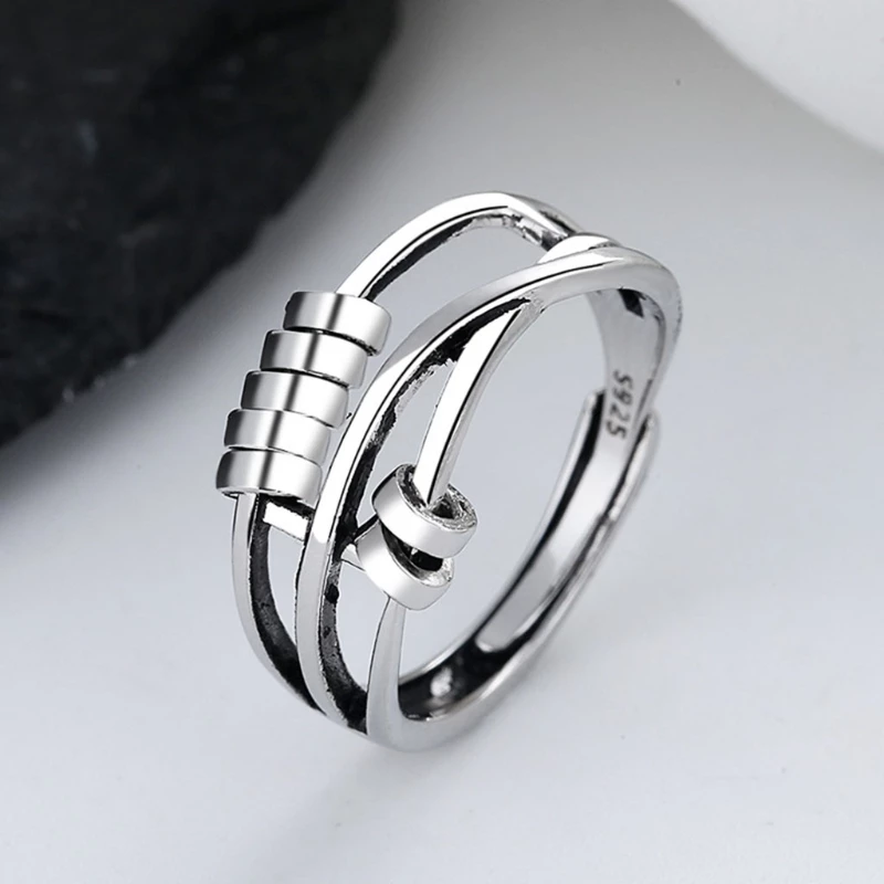 STILRING spinnerring båret på en finger