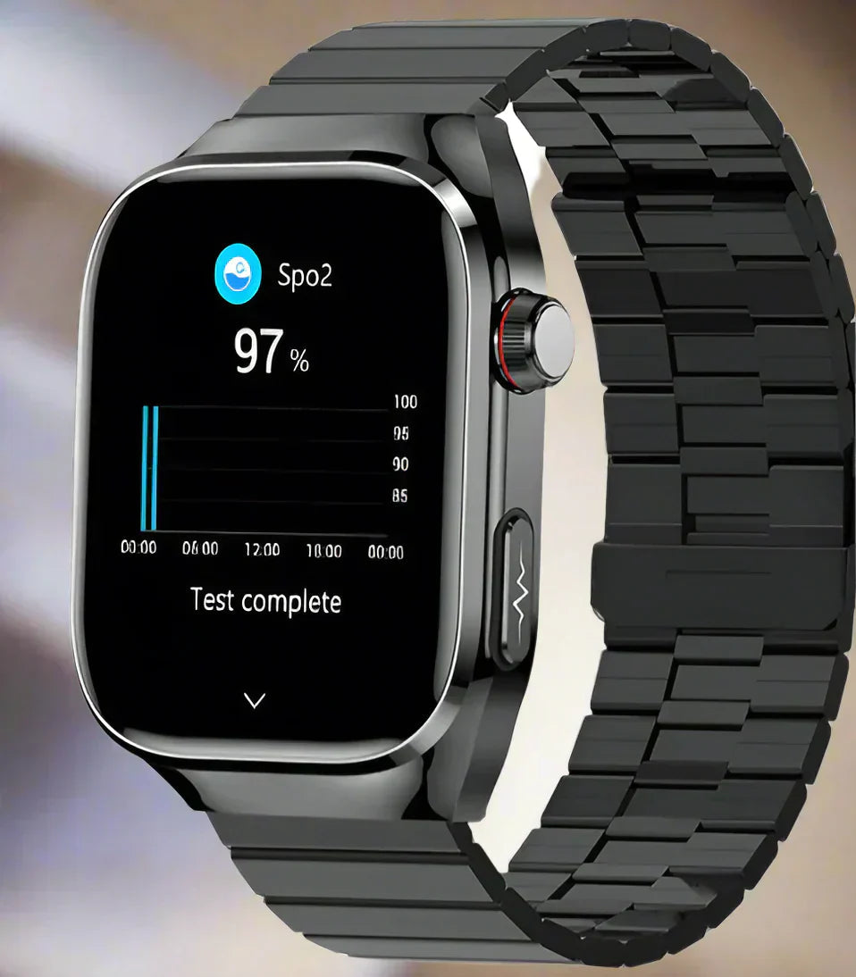 Smartwatch med silikonerem og trådløs ladedock på et bord