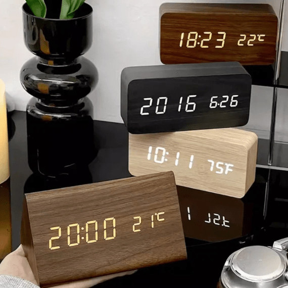 TRÆGLØD bordur i træ med LED-display – billede 4