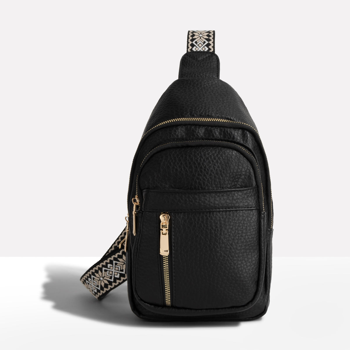 TYVEVÆRN crossbody taske i sort båret over skulderen