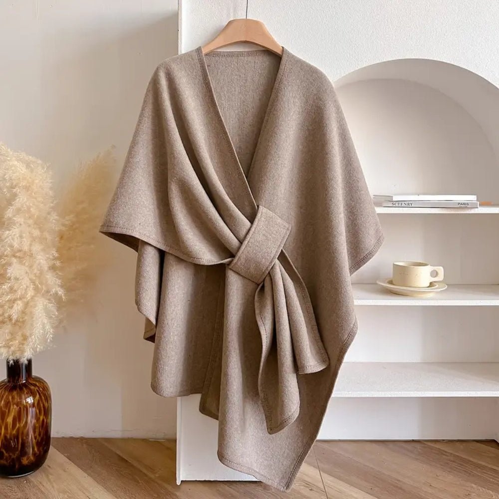 VINDSVØB poncho i taupe draperet over skuldrene